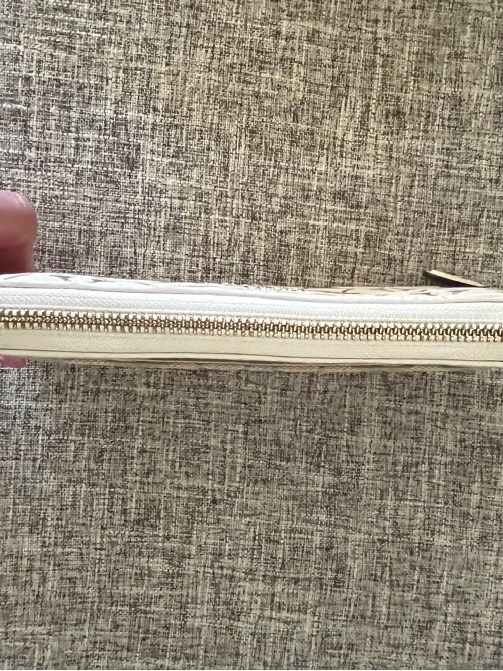 Jacquard Acc Zip
Around Wallet In
Khaki And Chalk - Picture 7 of 10
